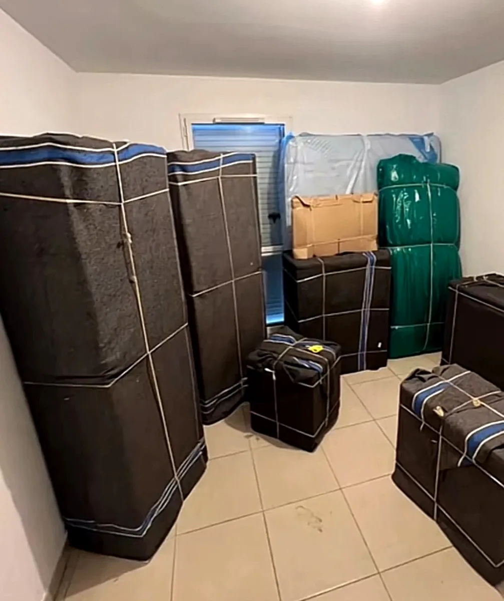 Mobilier volumineux soigneusement emballé et sanglé par Big Déménagement avant transport