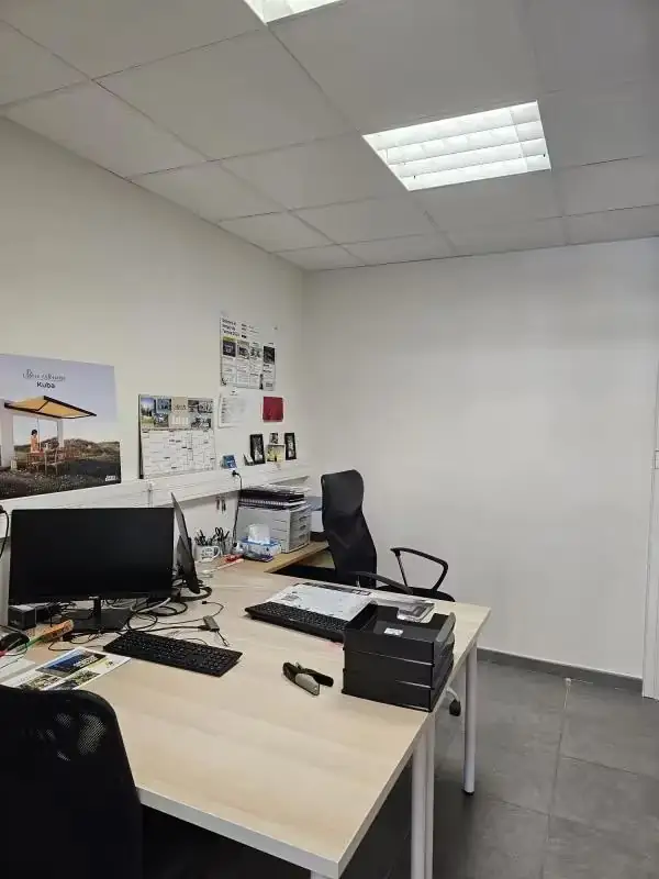 Bureau d'entreprise vide et prêt à accueillir l'aménagement après transfert avec Big Déménagement